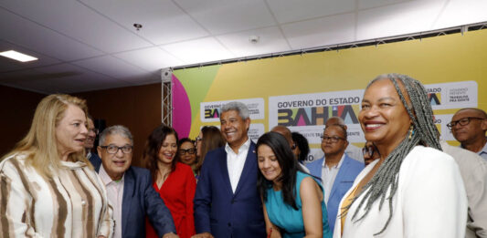 Governo da Bahia assina acordo relativo ao piso do magistério