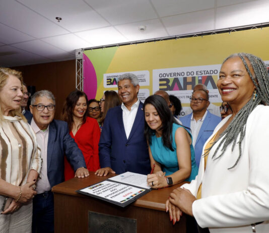Governo da Bahia assina acordo relativo ao piso do magistério