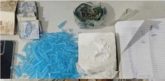 Itaberaba: Polícia apreende cocaína, balanças de precisão e munição durante ocorrência no povoado Testa Branca Itaberaba: Polícia apreende cocaína, balanças de precisão e munição durante ocorrência no povoado Testa Branca