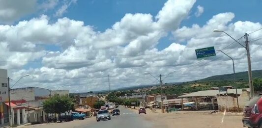 Acidente envolvendo três veículos é registrado no centro de Utinga