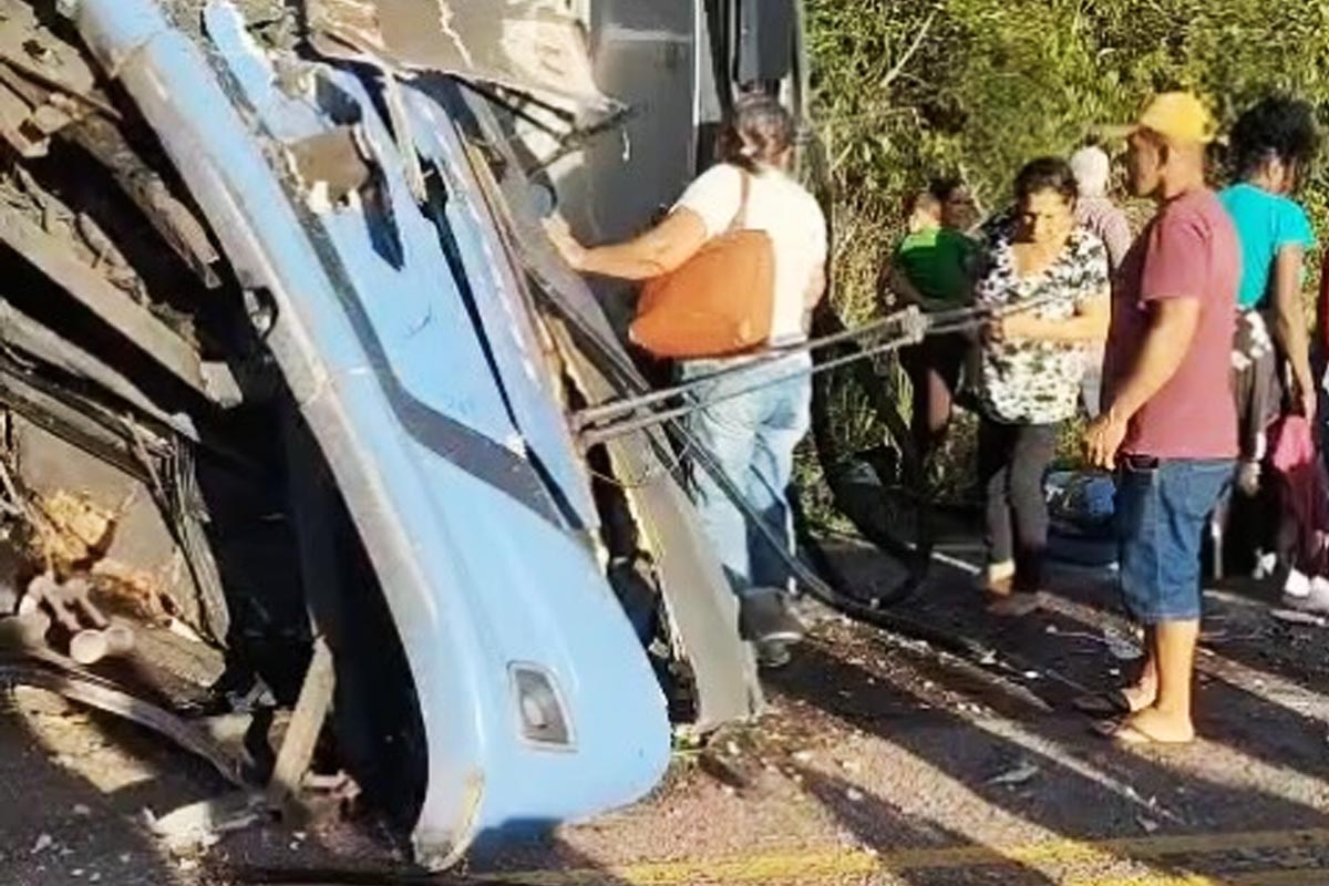 Grave acidente entre ônibus e caminhão é registrado na BA-142