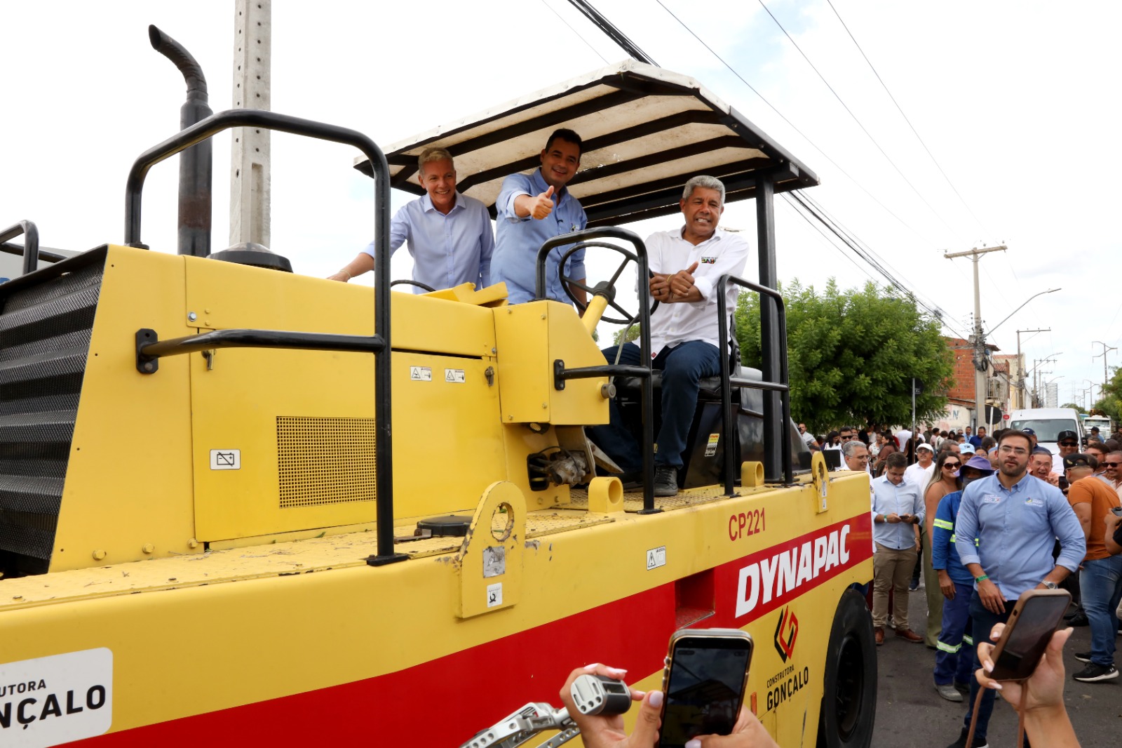 Em Juazeiro, governador entrega ambulância e autoriza obras na Orla pelo Novo PAC