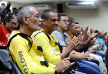 Estado entrega certificados, kits de proteção e bags para mototaxistas e motofretistas da Bahia Estado entrega mais de 200 certificados, kits de proteção e bags para mototaxistas e motofretistas da Bahia