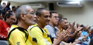 Estado entrega certificados, kits de proteção e bags para mototaxistas e motofretistas da Bahia Estado entrega mais de 200 certificados, kits de proteção e bags para mototaxistas e motofretistas da Bahia