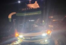 Duas pessoas morrem após batida entre três caminhões e um ônibus na BR-116, na Bahia Duas pessoas morrem após batida entre três caminhões e um ônibus na BR-116, na Bahia