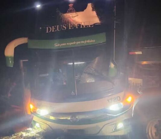 Duas pessoas morrem após batida entre três caminhões e um ônibus na BR-116, na Bahia Duas pessoas morrem após batida entre três caminhões e um ônibus na BR-116, na Bahia