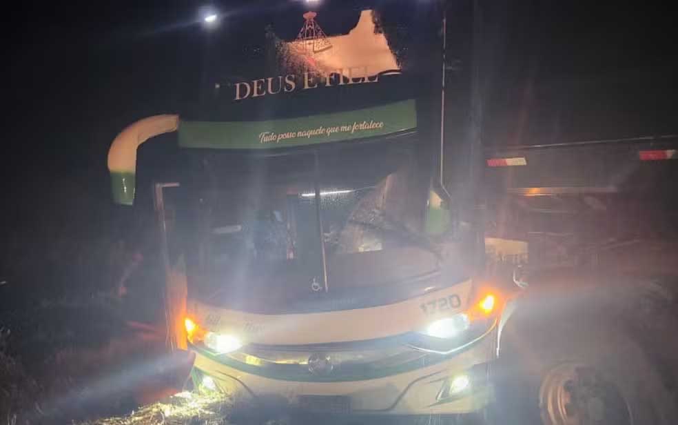 Duas pessoas morrem após batida entre três caminhões e um ônibus na BR-116, na Bahia