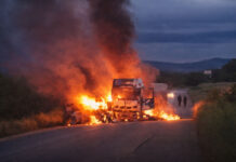 Colisão entre van e caminhão deixa dois mortos na BA-262 Colisão entre van e caminhão deixa dois mortos na BA-262