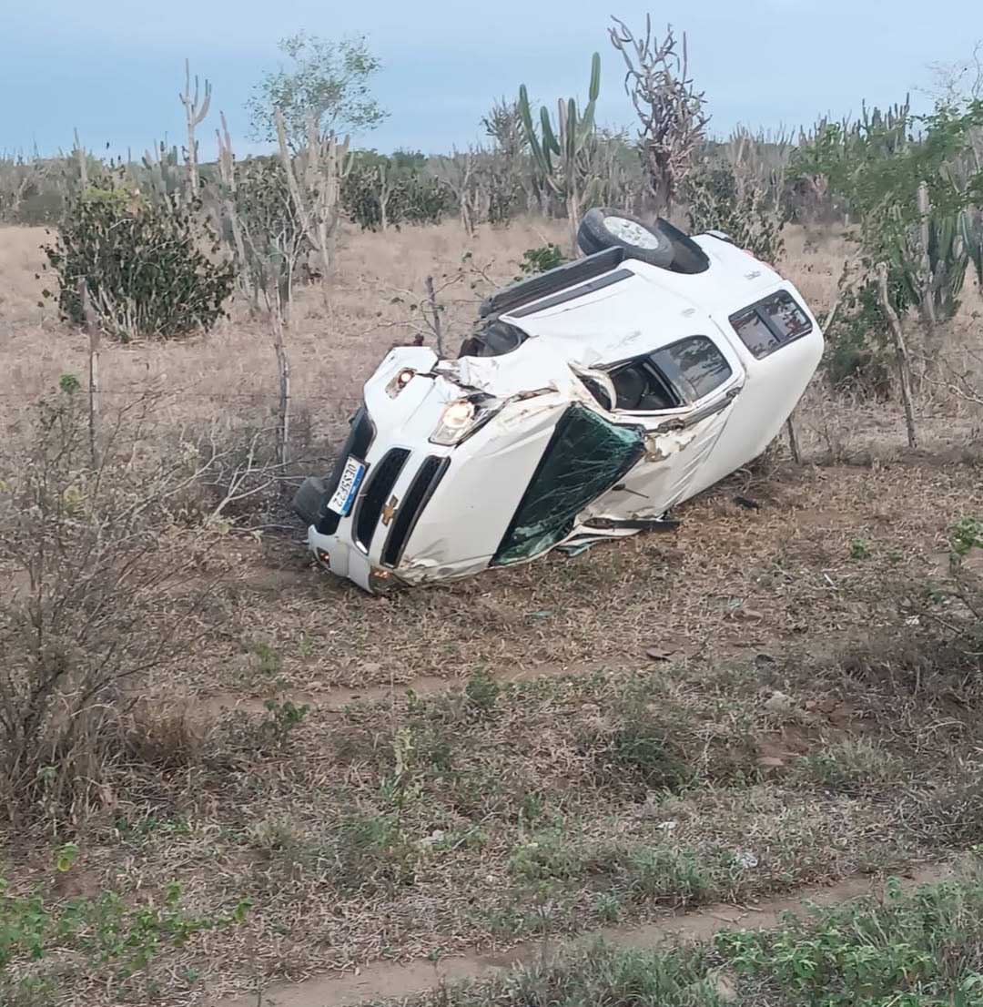 Capotamento na BA-120 deixa casal com ferimentos leves entre Riachão do Jacuípe e Coité