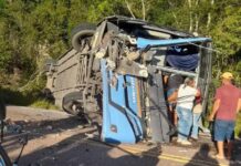 Batida entre ônibus e caminhão mata duas pessoas e deixa mais de 20 feridos na Bahia Batida entre ônibus e caminhão mata duas pessoas e deixa mais de 20 feridos na Bahia