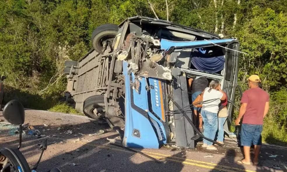 Batida entre ônibus e caminhão mata duas pessoas e deixa mais de 20 feridos na Bahia