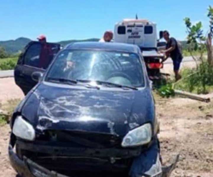 Carro capota após ser fechado por carreta na BR-122
