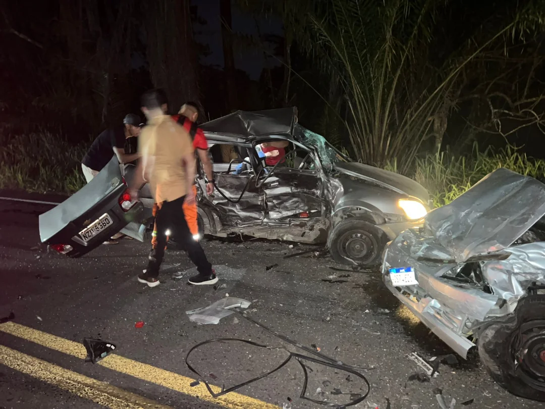 Colisão entre dois veículos deixa vítimas presas às ferragens próximo a Candeias