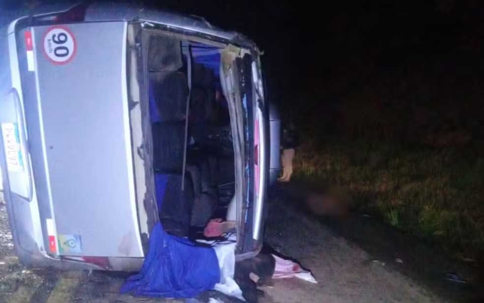 Duas pessoas morrem e 20 ficam feridas em acidente envolvendo micro-ônibus de prefeitura