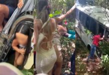 Passageiros saem de ônibus pela janela após veículo cair em ribanceira Passageiros saem de ônibus pela janela após veículo cair em ribanceira na BA-001