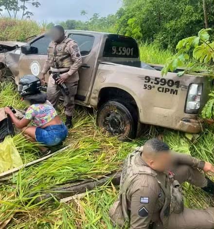 Três policiais ficam feridos após viatura capotar durante perseguição a suspeitos