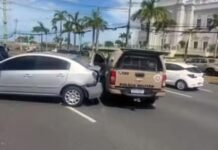 Engavetamento com viatura e outros cinco carros deixa dois feridos Engavetamento com viatura e outros cinco carros deixa dois feridos