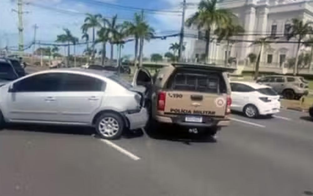 Engavetamento com viatura e outros cinco carros deixa dois feridos