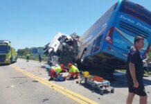 Acidente entre ônibus e carreta deixa seis mortos na BR-116 Acidente entre ônibus e carreta deixa seis mortos na BR-116