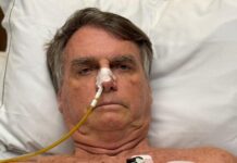 Bolsonaro cai e bate a cabeça durante a madrugada