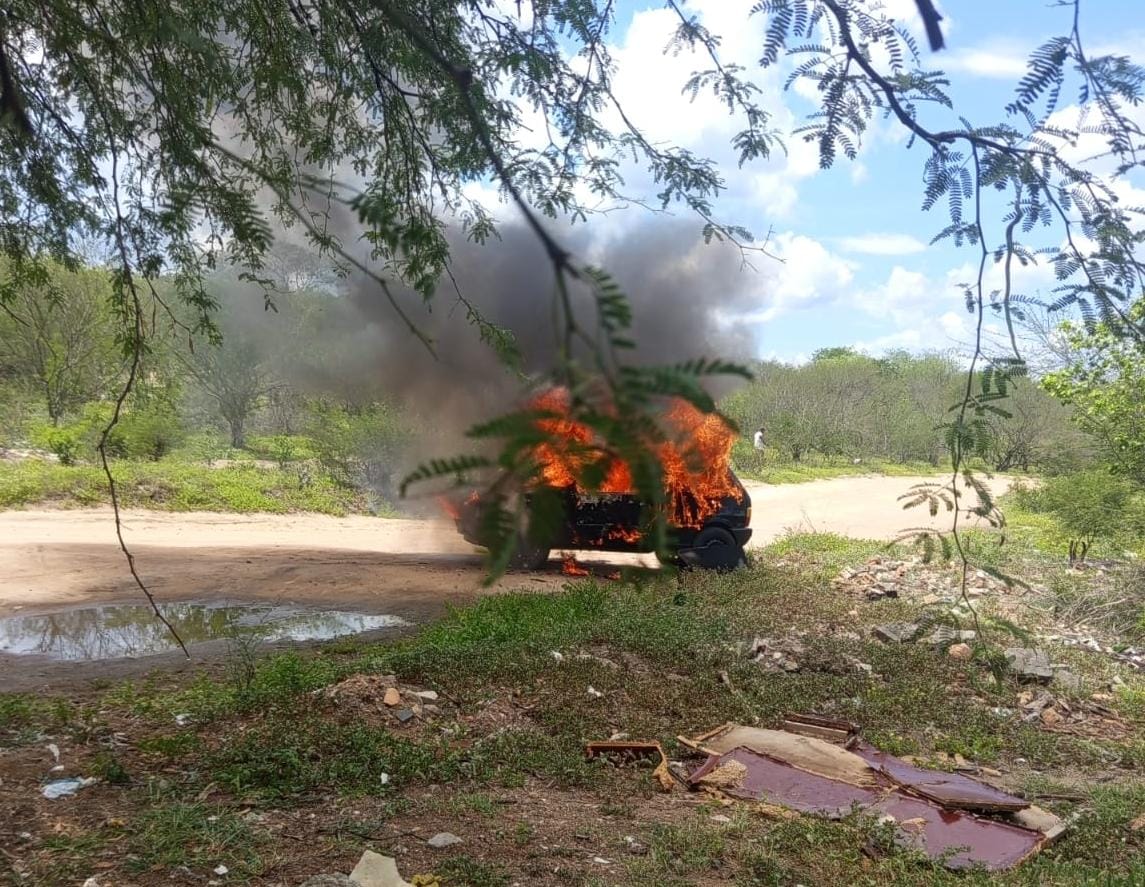 Veículo fica completamente destruído após pegar fogo em Itaberaba