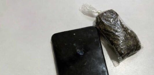 Itaberaba: PM apreende drogas e detém suspeito no bairro Caititu Itaberaba: PM apreende drogas e detém suspeito no bairro Caititu