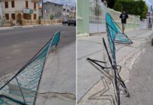 Estruturas de decoração natalina estão caindo na Avenida Rio Branco e podem causar danos a veículos em Itaberaba Estruturas de decoração natalina estão caindo na Avenida Rio Branco e podem causar danos a veículos em Itaberaba