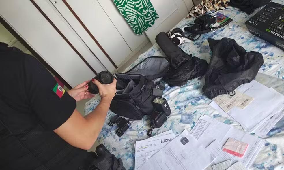 Operação na Bahia cumpre mandado em apartamento de fotógrafo suspeito de vender fotos íntimas de clientes em site adulto