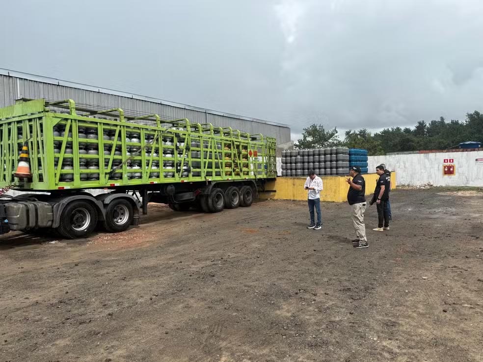 Mais de mil botijões de gás são apreendidos em depósito clandestino na Bahia