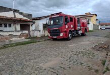 Bombeiros combatem incêndio em imóvel no Centro de Itaberaba Bombeiros combatem incêndio em imóvel no Centro de Itaberaba