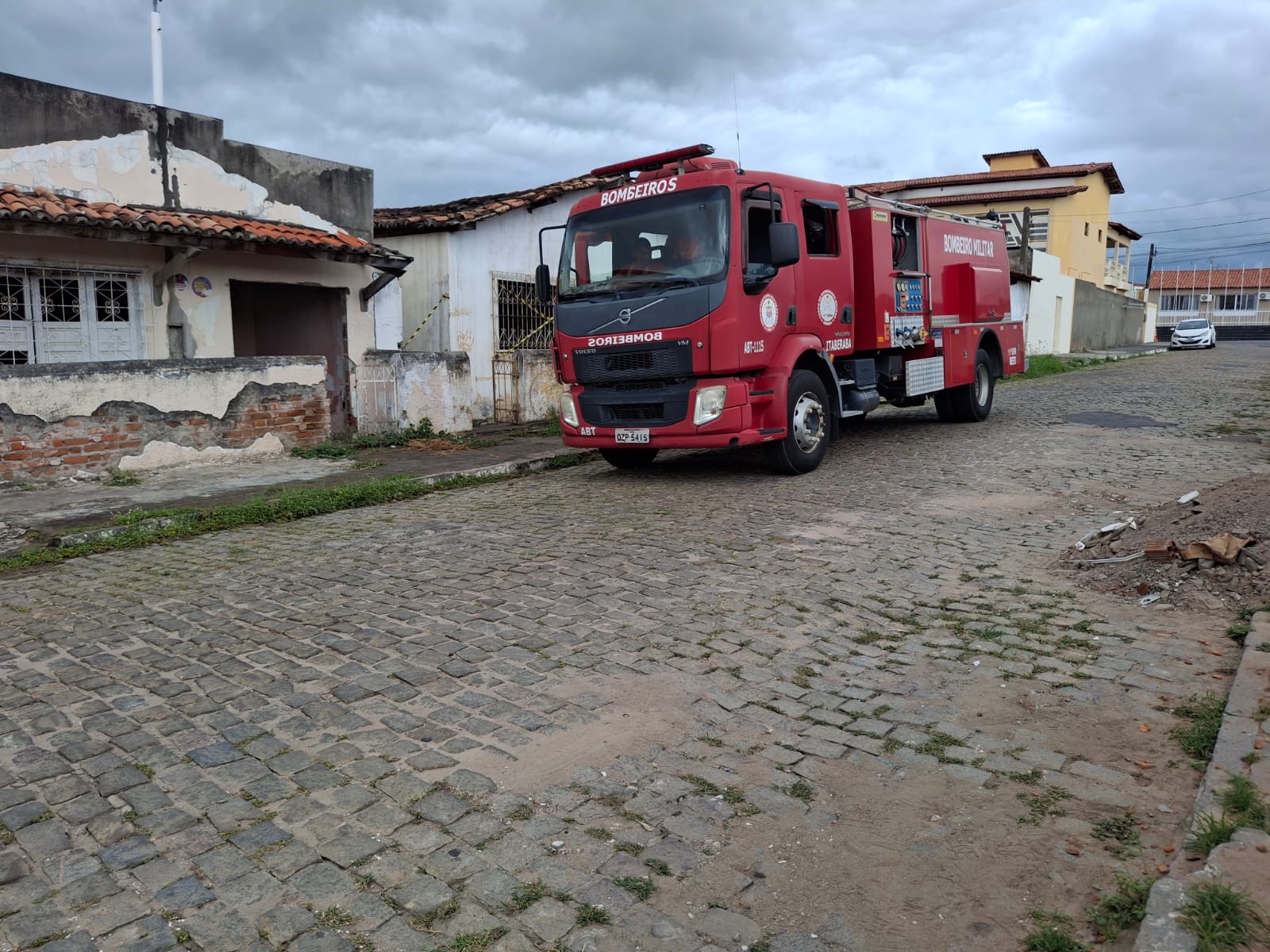 Bombeiros combatem incêndio em imóvel no Centro de Itaberaba