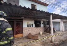 Crianças são internadas na UTI após inalarem fumaça durante em incêndio em casa Crianças são internadas na UTI após inalarem fumaça durante em incêndio em casa