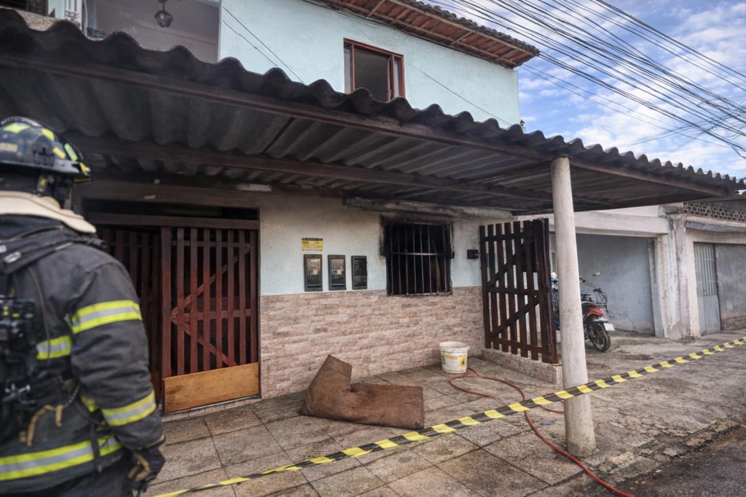 Crianças são internadas na UTI após inalarem fumaça durante em incêndio em casa