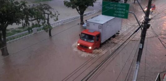 Inmet emite alerta para tempestade e chuvas intensas em mais de 30 cidades da Bahia