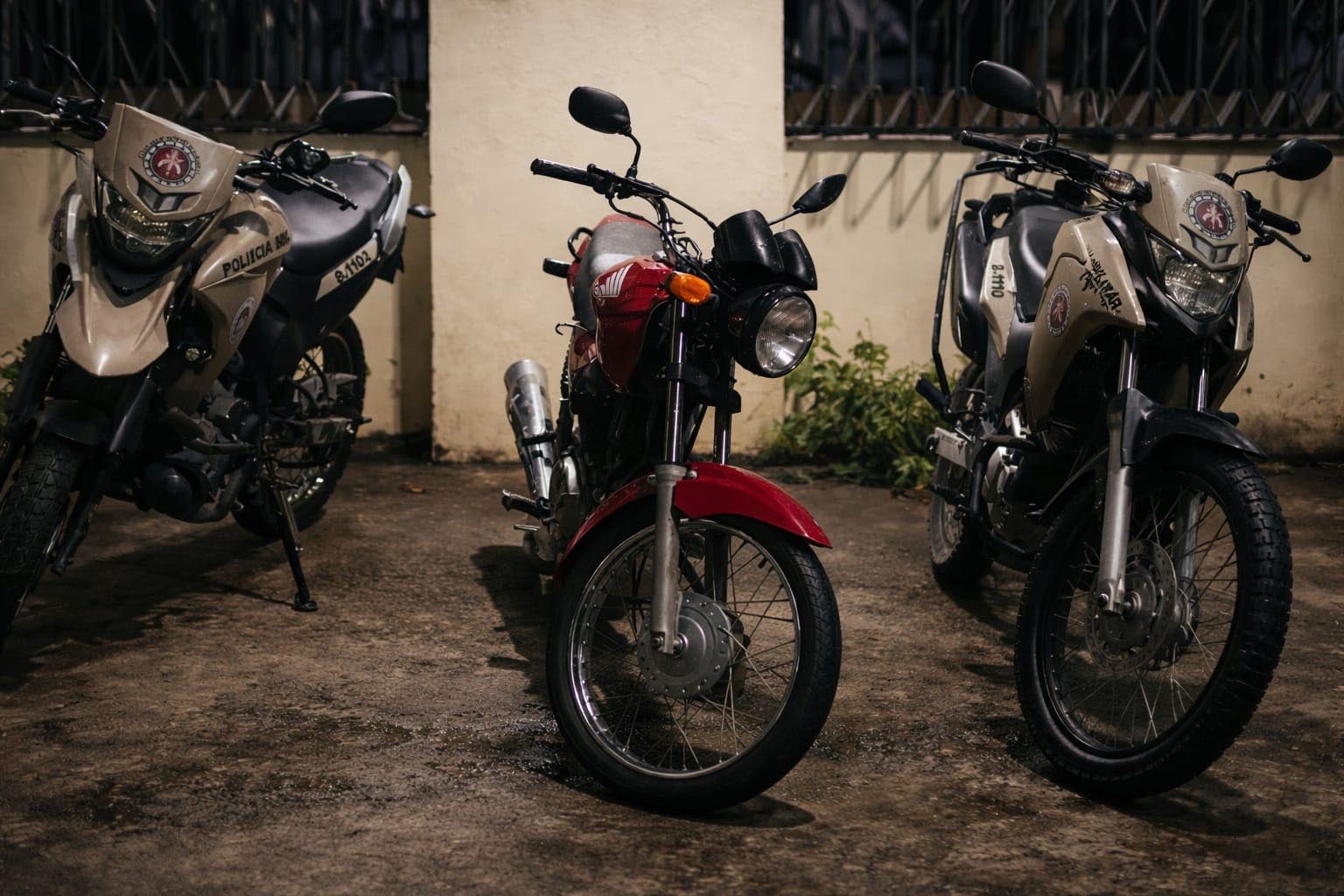 Polícia recupera motocicleta roubada e prende suspeitos durante motopatrulhamento em Itaberaba