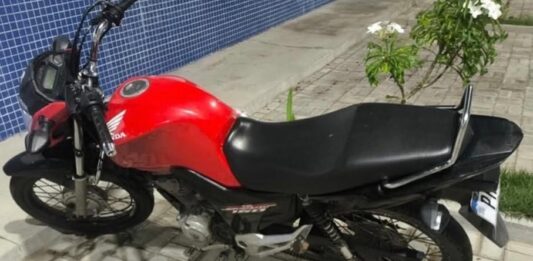 Polícia Militar recupera motocicleta com restrição de roubo/furto após perseguição em Iaçu Polícia Militar recupera motocicleta com restrição de roubo/furto após perseguição em Iaçu