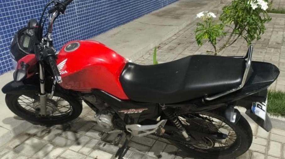 Polícia Militar recupera motocicleta com restrição de roubo/furto após perseguição em Iaçu