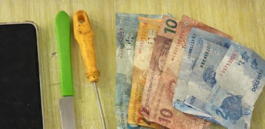 Policia prende suspeito de invadir residência e esfaquear vítima em Ruy Barbosa Homem é preso após invadir residência e esfaquear vítima em Ruy Barbosa