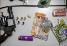 Homem é preso com revólver e drogas após abordagem policial em Pintadas Homem é preso com revólver e drogas após abordagem policial em Pintadas