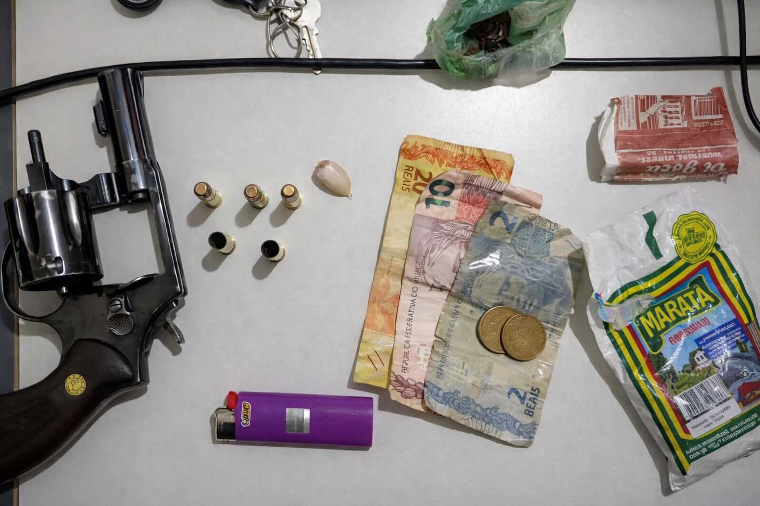 Homem é preso com revólver e drogas após abordagem policial em Pintadas