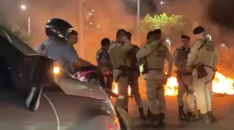 Manifestantes fazem protesto após ação policial