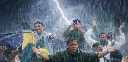 Queda de raio provoca pânico em ato convocado por Nikolas Ferreira em Brasília e deixa mais de 20 feridos