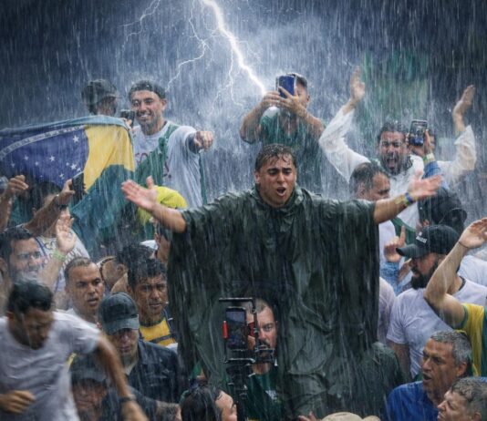 Queda de raio provoca pânico em ato convocado por Nikolas Ferreira em Brasília e deixa mais de 20 feridos