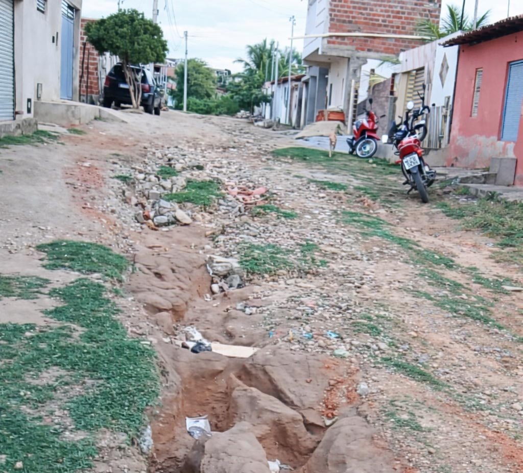 Moradores do Jardim das Palmeiras cobram Prefeitura por abandono da Rua 10 em Itaberaba