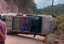 Viatura da PM tomba durante patrulhamento Viatura da Polícia Militar tomba em estrada de terra entre Arraial d’Ajuda e Trancoso