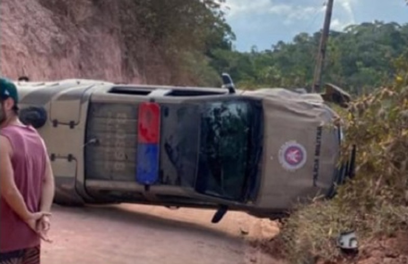 Viatura da Polícia Militar tomba em estrada de terra entre Arraial d’Ajuda e Trancoso
