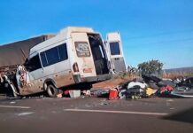 Tragédia: acidente entre van e caminhão deixa 5 mortos e 11 feridos