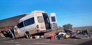 Tragédia: acidente entre van e caminhão deixa 5 mortos e 11 feridos