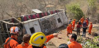Acidente com ônibus de romeiros deixa 16 mortos Acidente com ônibus de romeiros deixa 16 mortos