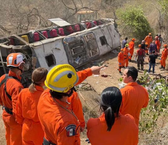 Acidente com ônibus de romeiros deixa 16 mortos Acidente com ônibus de romeiros deixa 16 mortos
